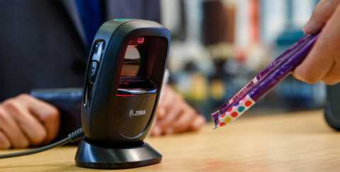Сканер штришкодів Zebra DS9308 на столі в магазині