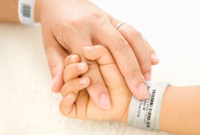 браслет Z-band newborn на руке матери и ребенка